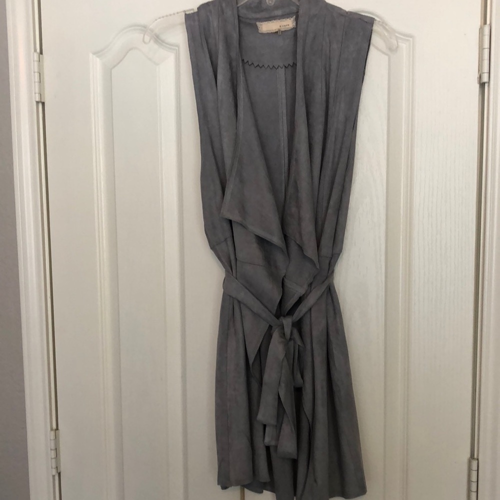 Grey open vest​